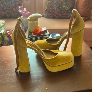 Gianni Bini Gold Velvet platform heels